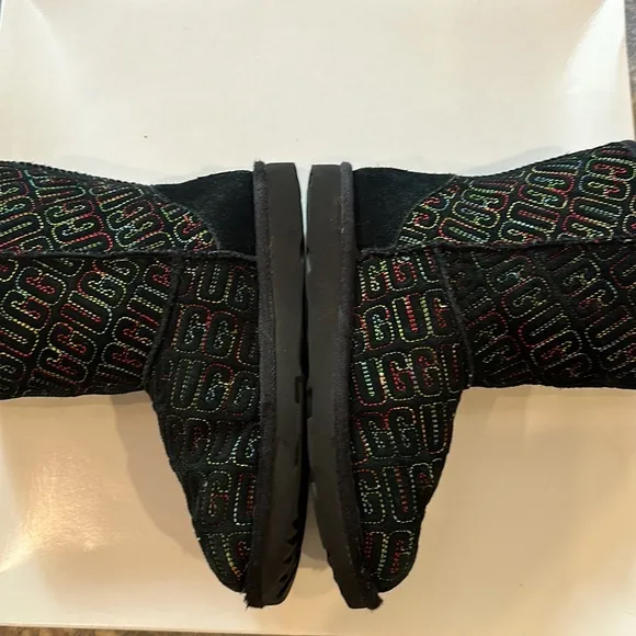 UGG KIDS NIB II GRAPHIC MULTI COLOR STITCHING  BOOTS SIZE 2